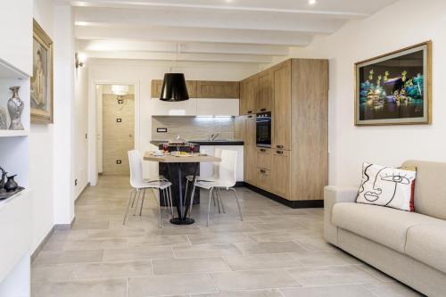 una cucina e un soggiorno con tavolo e divano di Bandiera 68 Apartment a Cagliari
