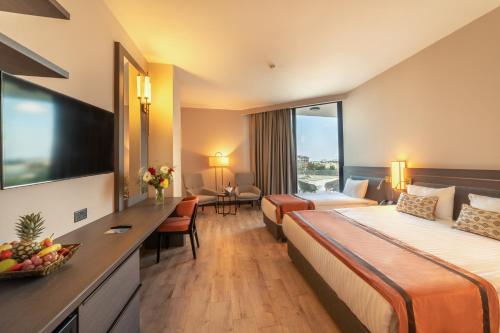una camera d'albergo con due letti e una grande finestra di Hotel Pia Bella a Kyrenia