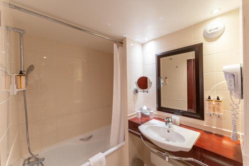 Ένα μπάνιο στο Mercure Paris Gare Montparnasse TGV