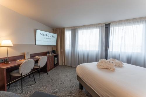 Ένα ή περισσότερα κρεβάτια σε δωμάτιο στο Mercure Paris Gare Montparnasse TGV