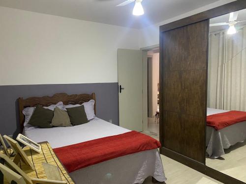 ein Schlafzimmer mit einem großen Bett mit einer roten Decke in der Unterkunft Apartamento Diamante in Diamantina