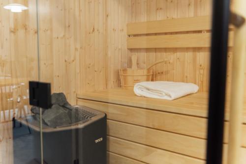 um quarto com uma sauna com uma cama em KuJezioru em Kleszczyn