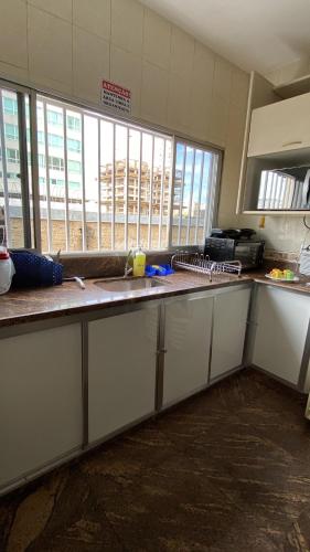 A cozinha ou cozinha compacta de Rota BH Hostel