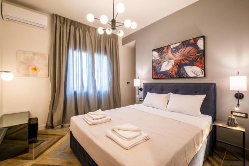 Postel nebo postele na pokoji v ubytování Exarcheia Vibe Penthouse 1