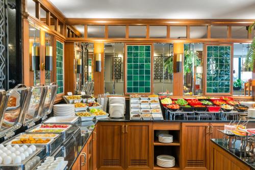 una linea a buffet con molti tipi diversi di cibo di Aspera Hotel Golden Horn a Istanbul