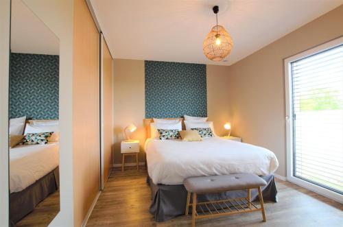 Magnant的住宿－LES BOIS DE CHAMPAGNE NORDIQUE，一间卧室设有两张床和窗户。