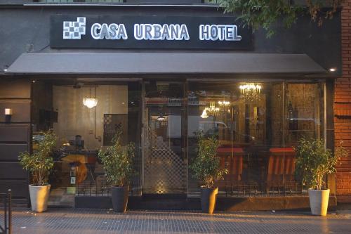 un restaurante con un cartel en la parte delantera en Casa Urbana Hotel en Córdoba