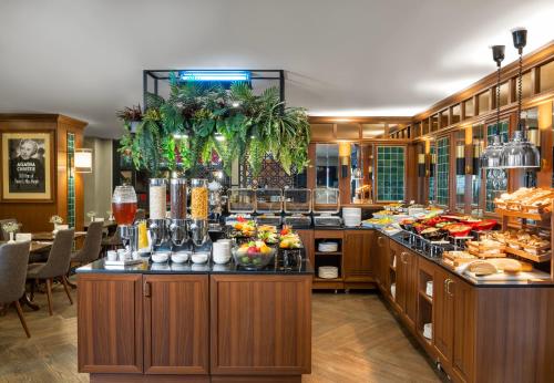 un ristorante a buffet con cibo di Aspera Hotel Golden Horn a Istanbul