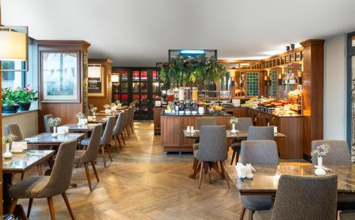 um restaurante com mesas e cadeiras e um bar em Aspera Hotel Golden Horn em Istambul