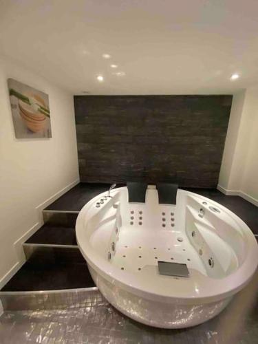 - une grande baignoire dans une chambre avec des escaliers dans l'établissement La maison de la pointe rouge, à Marseille