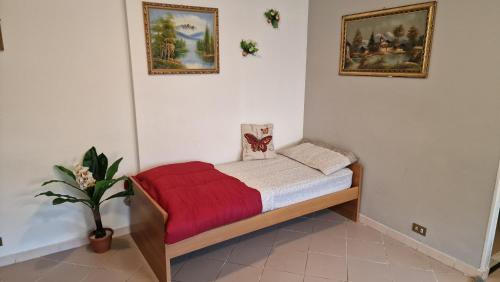 アオスタにあるLovely 1bedroom apartment central valley locationの壁に2枚の写真が飾られた部屋の小さなベッド1台分です。