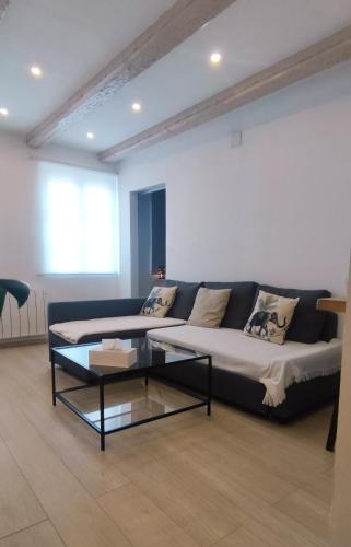 un salon avec un canapé et une table basse dans l'établissement Home Dream/Erstein/3P/60m2, à Erstein