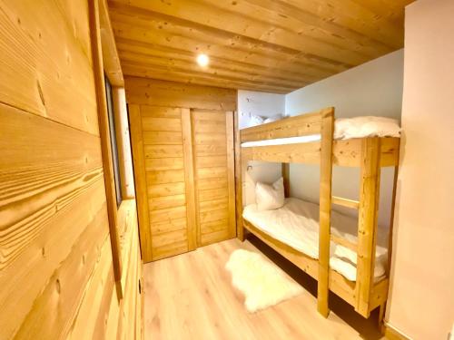 - une petite chambre avec 2 lits superposés dans une cabine dans l'établissement Appartement cosy avec 2 chambres, balcon et piscine - Proche du centre de Megève - FR-1-453-282, à Megève