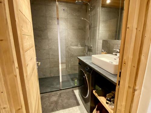 une salle de bain avec un lavabo et une douche dans l'établissement Appartement cosy avec 2 chambres, balcon et piscine - Proche du centre de Megève - FR-1-453-282, à Megève