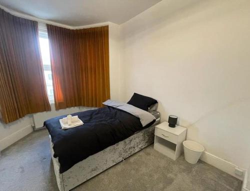 Кровать или кровати в номере Home in Ilford