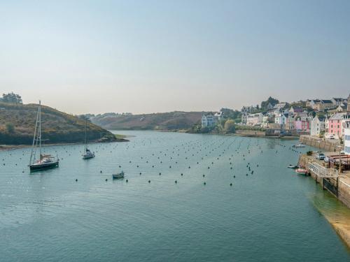 une grande étendue d'eau avec des bateaux. dans l'établissement Studio moderne avec vue mer et port à Sauzon, 2* - FR-1-418-190, à Sauzon