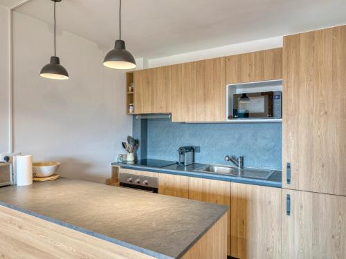 une cuisine avec un évier et un plan de travail dans l'établissement Appartement rénové avec balcon, proche pistes & centre, 1 chambre, parking, Wi-Fi, 4 pers - Megève Jaillet - FR-1-453-285, à Megève
