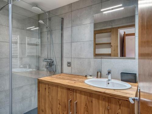 une salle de bain avec un lavabo et une douche dans l'établissement Appartement rénové avec balcon, proche pistes & centre, 1 chambre, parking, Wi-Fi, 4 pers - Megève Jaillet - FR-1-453-285, à Megève