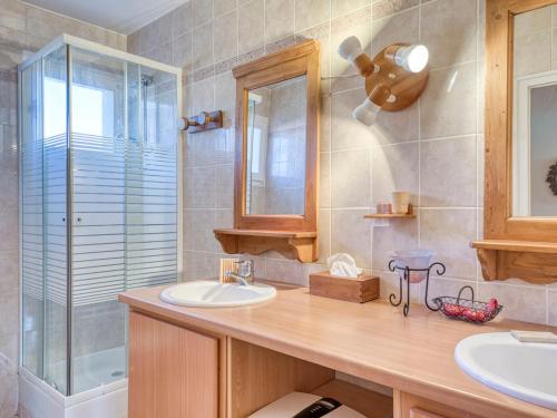 une salle de bain avec deux lavabos et une douche dans l'établissement Appartement 3 chambres à Megève - Balcon, parking, proche télécabine et centre village - FR-1-453-286, à Megève