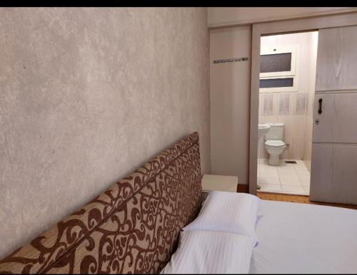 um quarto com uma cama e uma casa de banho com um WC em Family residence in the best location no Cairo