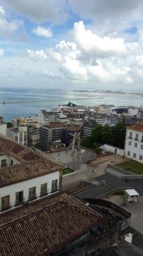 una vista aérea de una ciudad con el océano en Apartamento com ar-condicionada, en Salvador