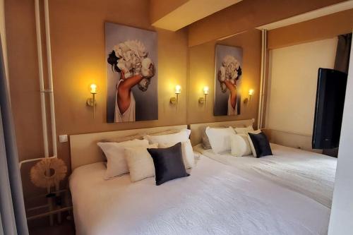 une chambre avec deux lits avec des oreillers blancs dans l'établissement Central station apartment, best location in Skopje, à Skopje