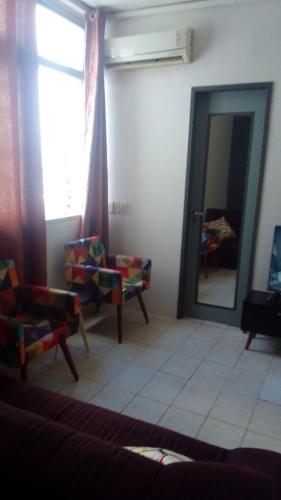 Apartamento com ar-condicionada في سلفادور: غرفة معيشة مع مرآة وأريكة