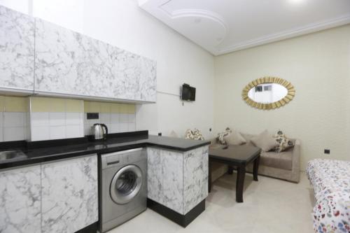 Кухня или мини-кухня в Velasquez apartment
