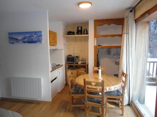 een keuken en eetkamer met een tafel en stoelen bij Orelle 3 Vallées - 2 pièces 4 personnes in Orelle