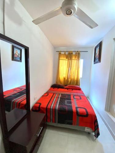 1 dormitorio con 1 cama y ventilador de techo en 2023 Apartamentos Múltiples Segundo Piso Casa Independiente, en Santa Marta
