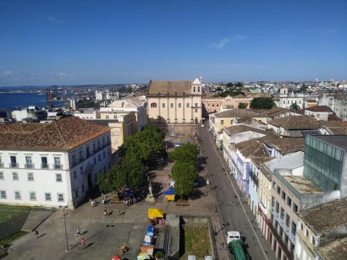 una vista aérea de una calle de la ciudad con edificios en Apartamento com ar-condicionada, en Salvador