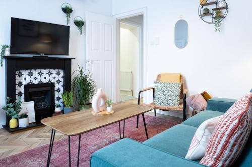 - un salon avec un canapé et une table dans l'établissement Macdonald Street Snug, à Inverness