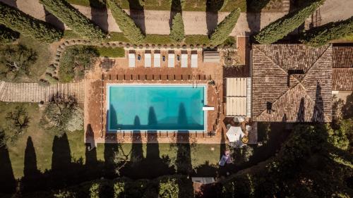 een uitzicht over een zwembad in een tuin bij Il Casale - Umbria Top Rent in Massa Martana