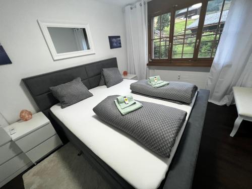 Un dormitorio con una cama con dos platos. en Casa Ucliva - Charming Alpine Apartment Getaway in the Heart of the Swiss Alps en Rueras