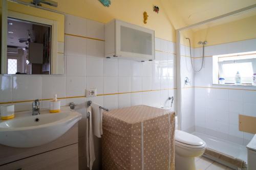 bagno con lavandino e servizi igienici di Casa Vacanza Giugiò a Giardini Naxos