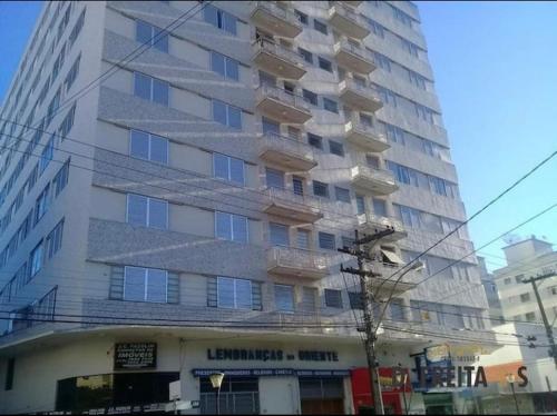 a tall building with balconies on the side of it at Apartamento Central, oitavo andar in Serra Negra