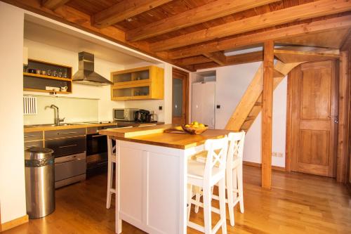 サモエンヌにあるChalet Brioの白い島と木製の天井のキッチン