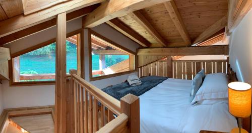 une chambre dans une cabane en rondins avec un lit dans l'établissement Chalet Brio, à Samoëns