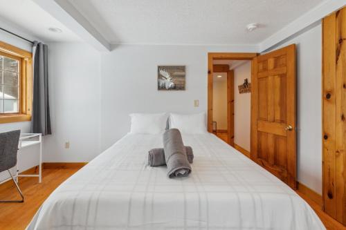 Llit o llits en una habitació de DOG FRIENDLY! Simple and Cozy Apartment Just Mins to Loon Mountain and Waterville Valley apts