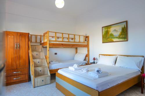 卡薩米里的住宿－Guest House Gerard，一间卧室设有两张双层床和梯子