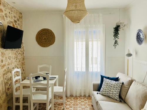 a living room with a couch and a table at Casita Marinera in Peñíscola