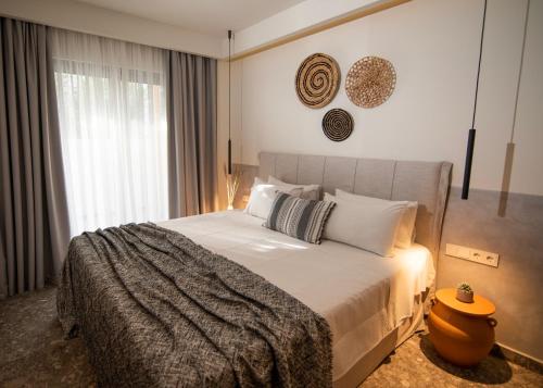 Kaktus Suites Private Pool في باليوري: غرفة نوم بسرير كبير ونافذة