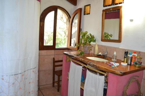 uma casa de banho com um lavatório e um espelho em Atardecida em Villa de Las Rosas