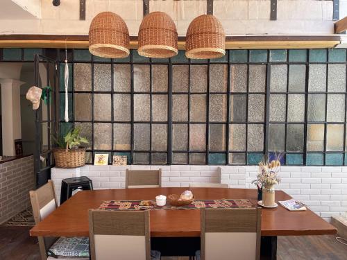 a dining room with a wooden table and chairs at Mucho Bonito Hostel in Santa Fe