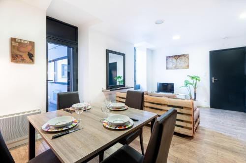une salle à manger avec une table et des chaises dans l'établissement LE CÔTÉ COUR, à Rodez