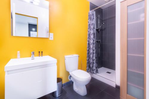 a bathroom with a toilet and a sink and a shower at LE CÔTÉ COUR in Rodez