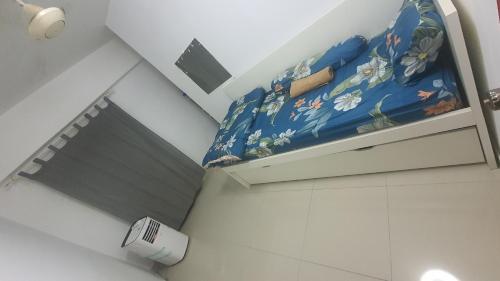 een kamer met een bed in de hoek van een kamer bij Winner court b in Kuala Lumpur