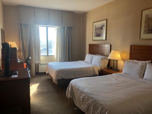 ein Hotelzimmer mit 2 Betten und einem Fenster in der Unterkunft Holiday Inn Express Hotel & Suites Lansing-Dimondale, an IHG Hotel in Dimondale