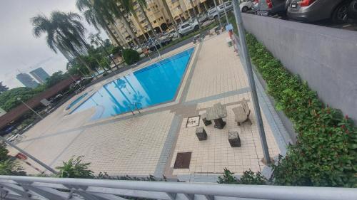 een uitzicht over een zwembad op een gebouw bij Winner court b in Kuala Lumpur
