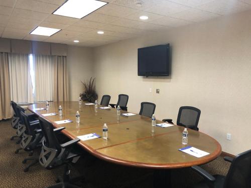 a large conference room with a large table and chairs at Holiday Inn Express Hotel & Suites Lansing-Dimondale by IHG in Dimondale